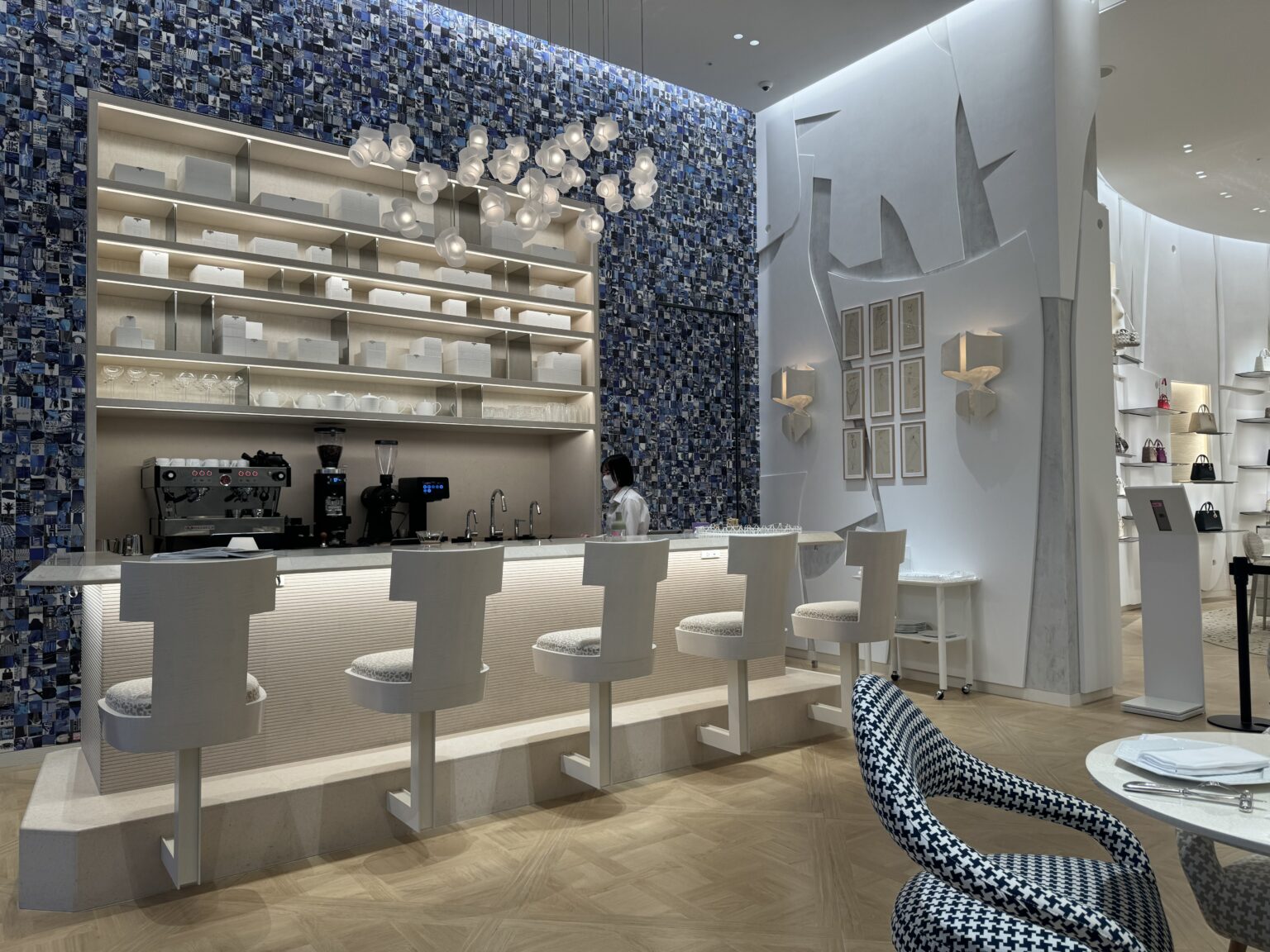 可愛すぎる!!新規オープンした「Café DIOR 」に行ってきたよ!in 関西空港国際線ターミナル - 旅時々ワイン