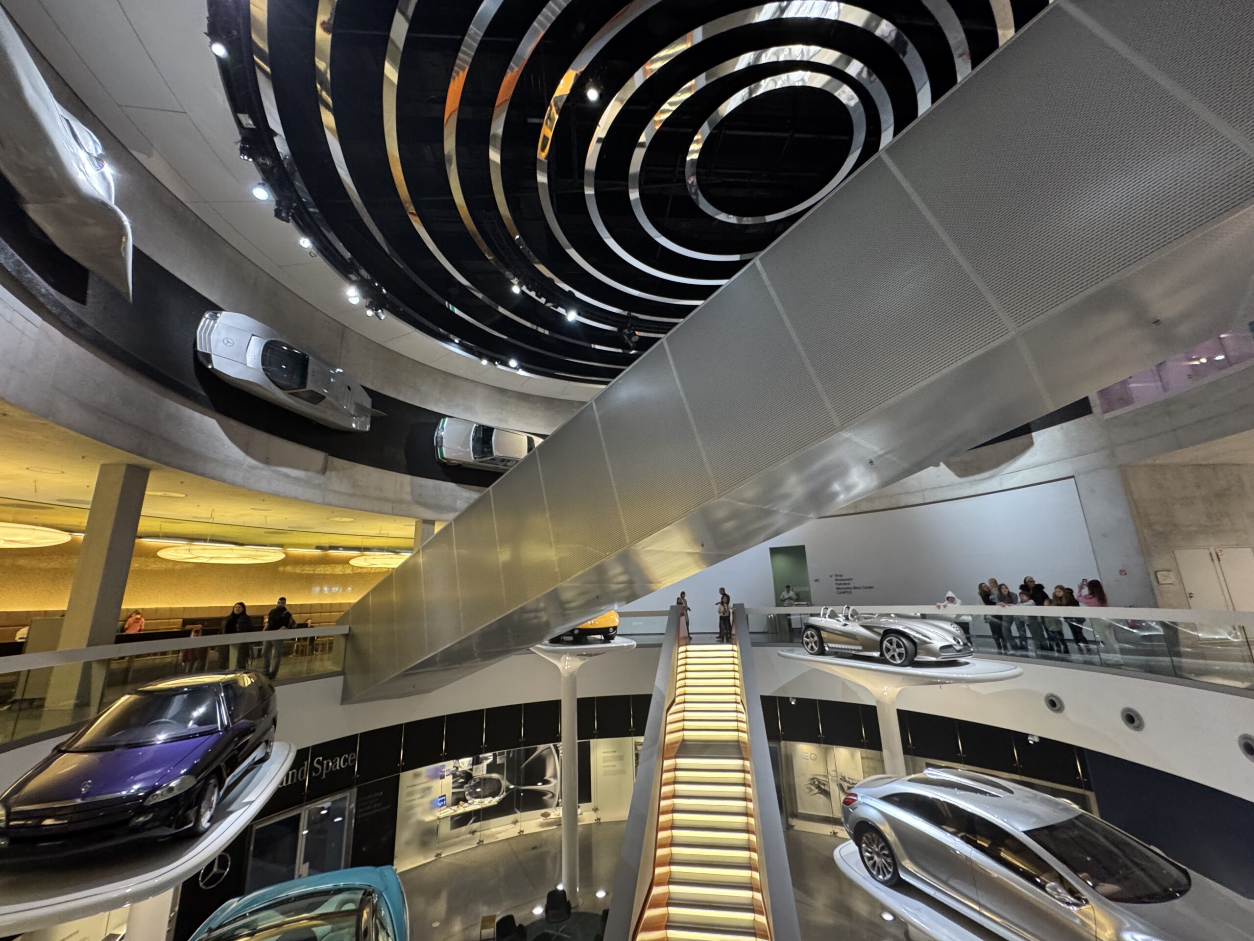 🇩🇪近未来ミュージアム!?「Mercedes-Benz Museum（メルセデス・ベンツ